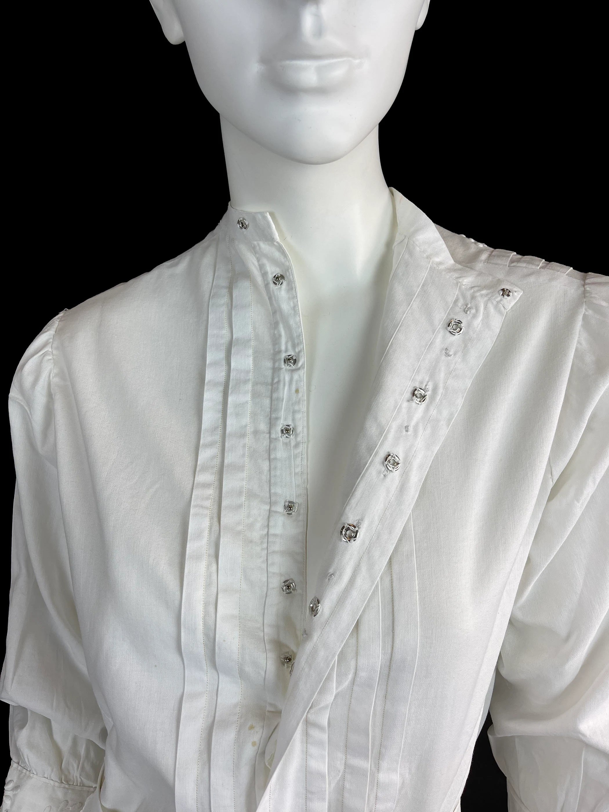 Antique Post-Edwardian Two-Piece Ensemble, Circa 1918 Hand-Embroidered Linen Shirtwaist and Skirt Couture Quality, Exceptional Condition